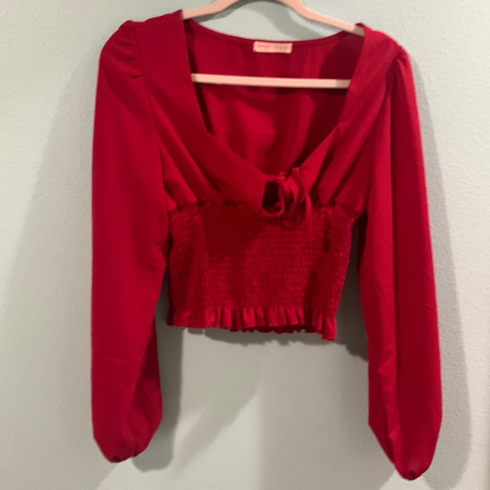 Cropped red tee shirt